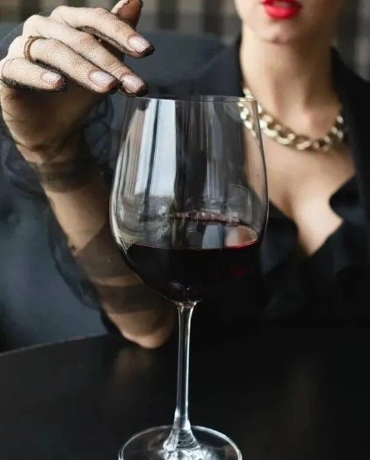 Бокал вина сверкал рубина цветом