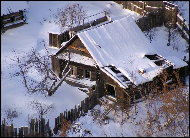 Дома сломанный крышей. Заброшенный дом зимой. Обветшалая кровля. Покосившийся домик. Заброшенный деревенский дом зимой.
