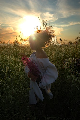 Я с цветами от реки бегу