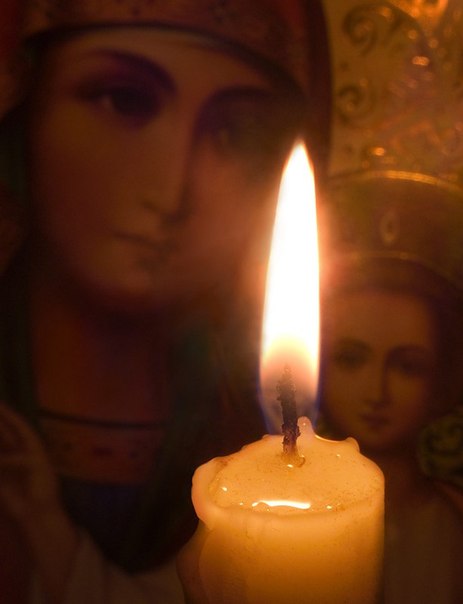 Осколком хрупкого стекла горит свеча