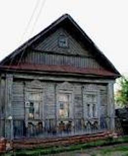 Дом ободран, сырая погода