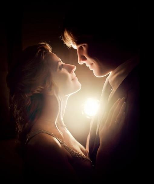 Вдали тихонько музыка играет...