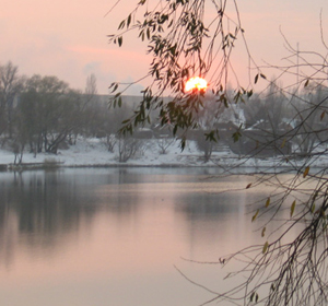 Заклубился туман над водой...