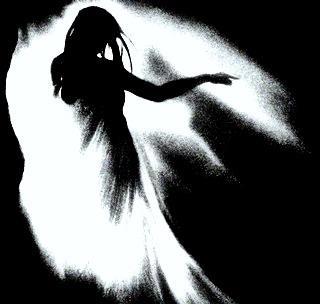 Белое лицо, чёрная одежда...