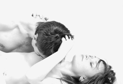 Губами страстно припадать...