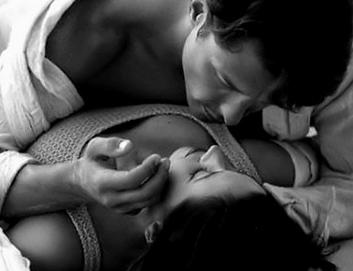 В объятиях любви и наслажденья...