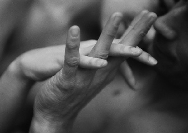 Как грешен стон, как грешен поцелуя звук...