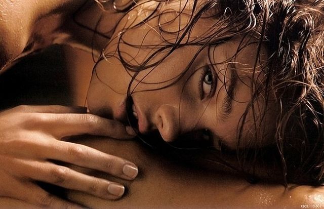 Тебя нагую ветерком любви ласкал...