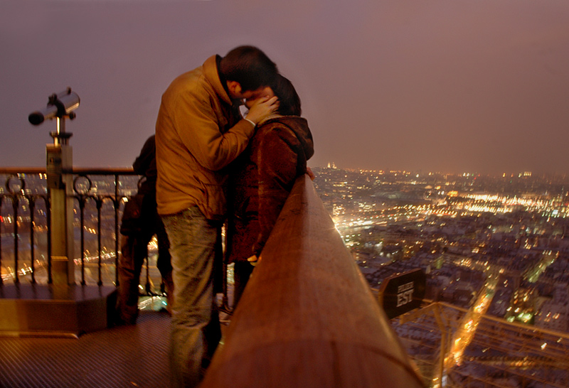 Около пятисот фотографий поезжайте в город пара. Поцелуй на крыше. Влюбленные на крыше. Парочка на крыше. Влюбленные в городе.