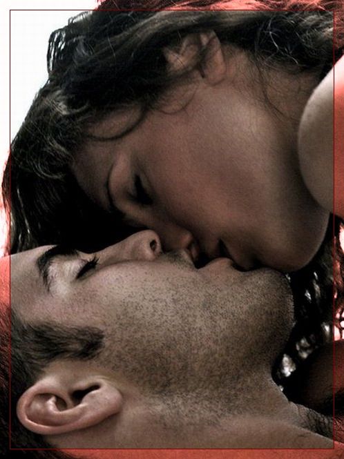 Осталось лишь мне поцелуй в любви сорвать...