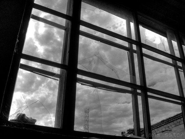 Посмотри в окно найди. Серые окна. Мрачный вид из окна. Окно пасмурно. Хмурый вид из окна.