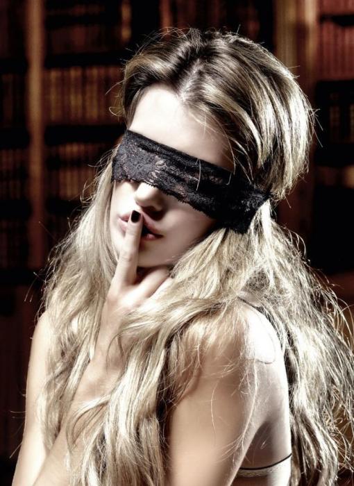 Положили любовь мы на плаху...