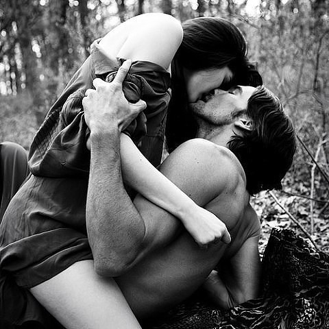 Глотками страсть неспешно, жадно пьём...