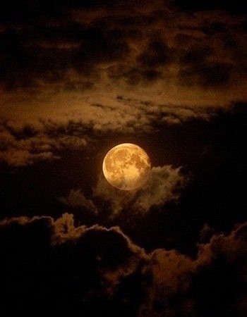 Луна на небосклоне...