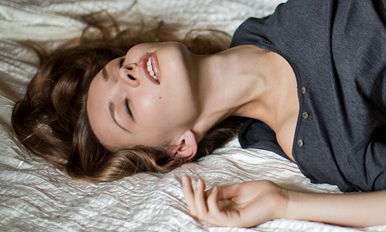 Ты спишь ещё в лучах зари прекрасной