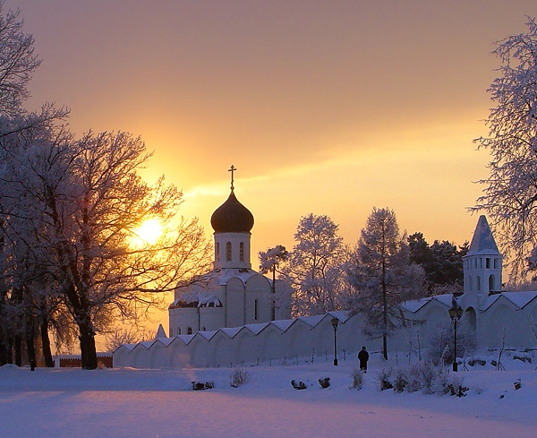 Месяц в небесах отметил
