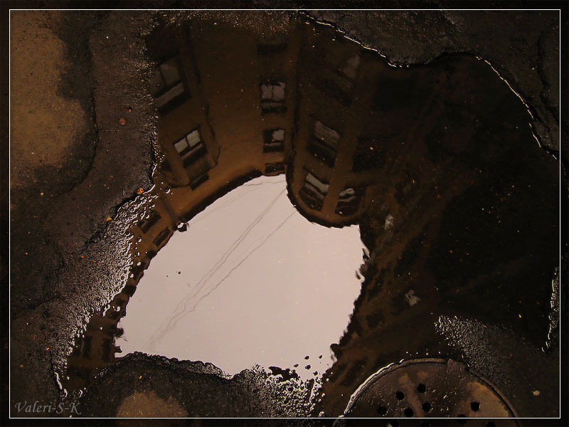 Церковь отражение в луже. Отражения 9. Зеркальное изображение. Отражение здания в луже. Зеркало без отражения.