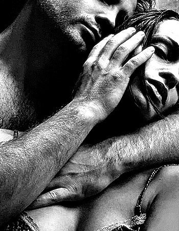 При объятьях, при луне!