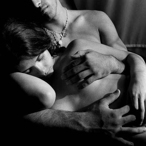 В неге нежной ласки льются!