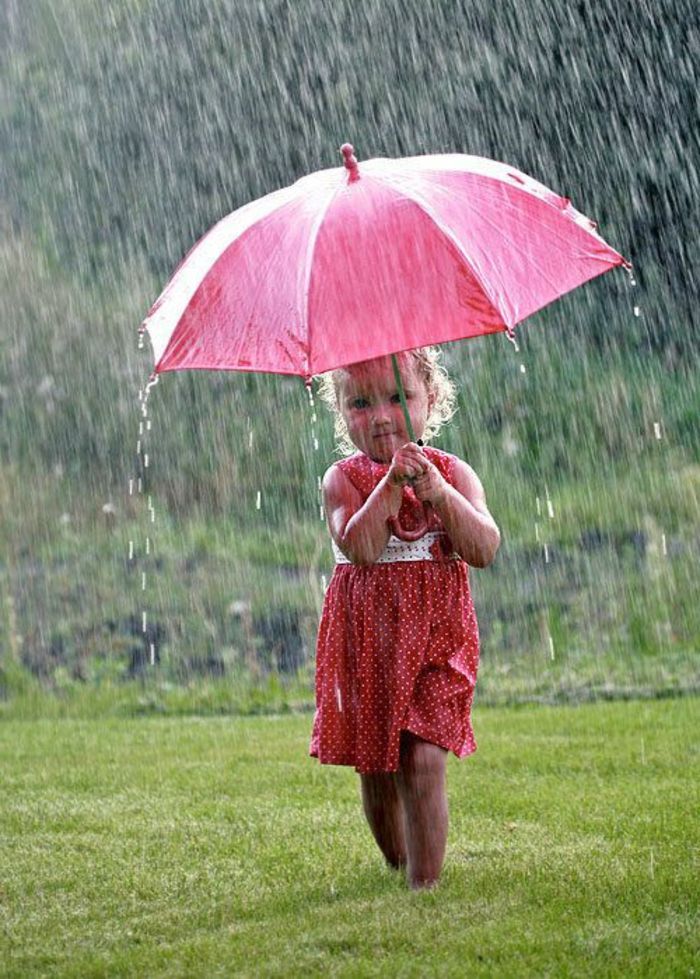 Рясный парной дождик. Девочка с зонтиком. Девочка с зонтиком под дождем. Летний дождь. Девочка под зонтиком.