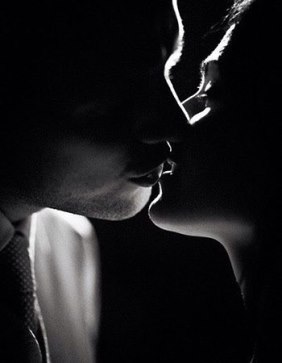 Миг любви в ночи венчальный!