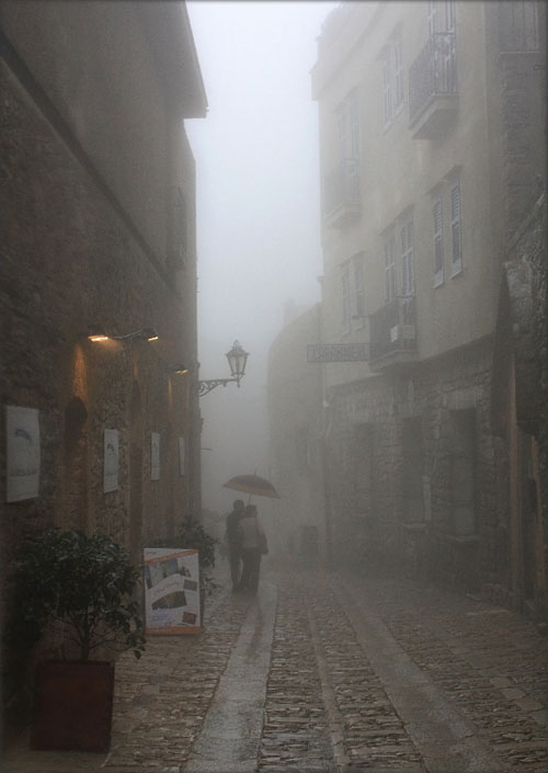 Я уезжаю - дождь везде со мной...