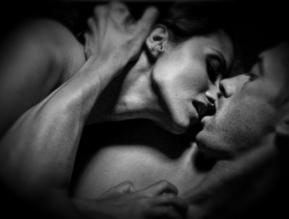 Уста твои при страсти целовал!