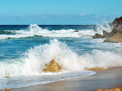 Посмотри как бьют о берег волны