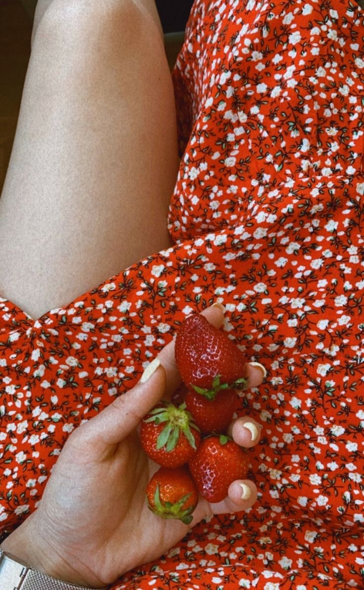 Клубничные пятна...