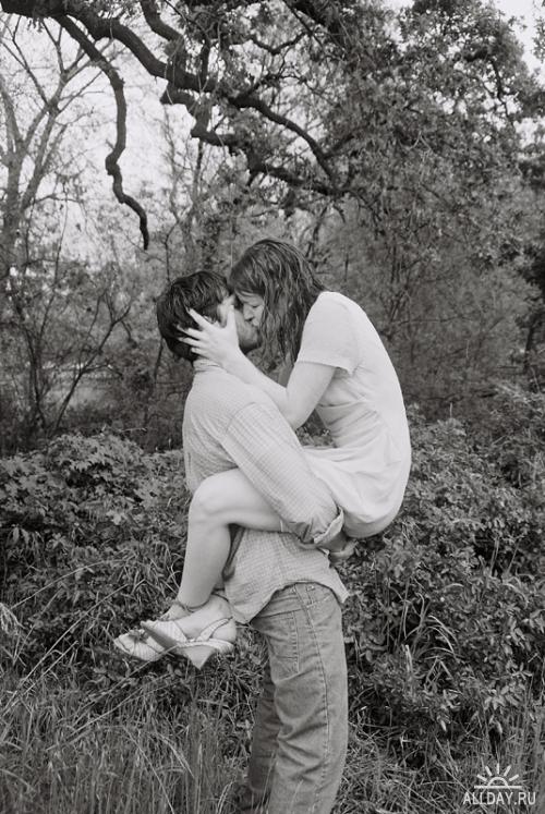 Ты один такой прекрасный только не влюбленный. Деревья целуются фото. Поцелуй мальчика и девочки. Фото не целуйтесь без любви.