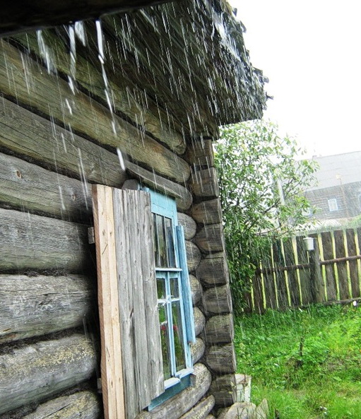 Кухня летняя. Дождливо. В сенокосе перерыв