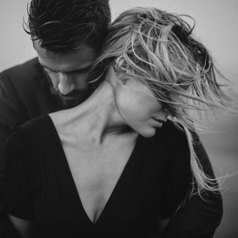 Помню руки, что ласкали...