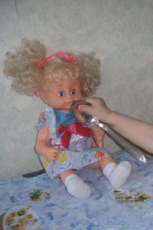 Куклу буду я кормить!