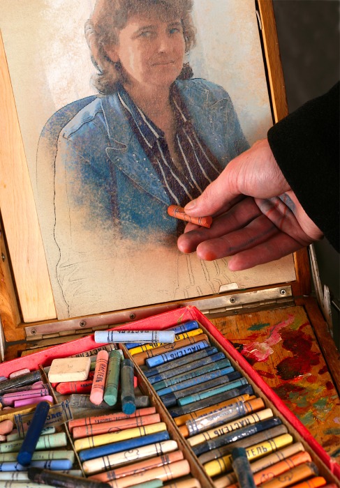 Художник картину рисует