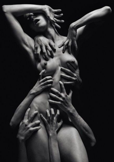 А грешность в пропасть пасть телам велела...