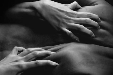 В ночи ласкались, обезумев, мы с тобою...