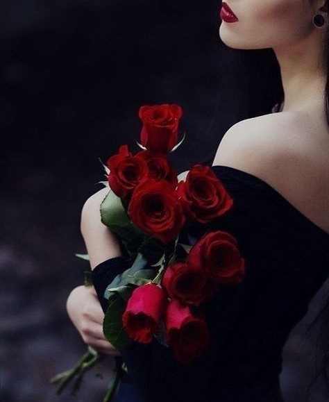 Уста твои мне страсть любви дарят...