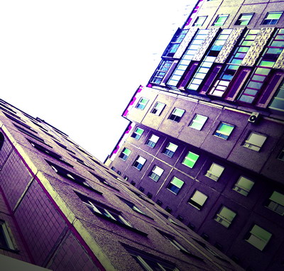 В утробе дома завывает ветер...