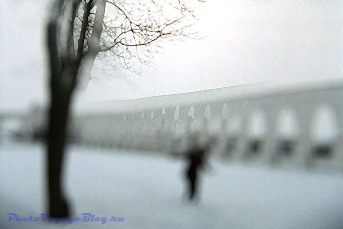 Мне снег вернул реальность бытия...