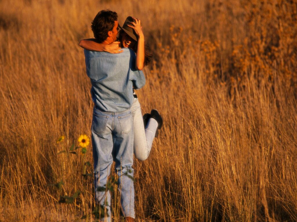 И какими счастливыми можем быть. Для счастья много не надо. И какими счастливыми можем быть. Счастье рядом с любимым. И какими счастливыми можем быть.
