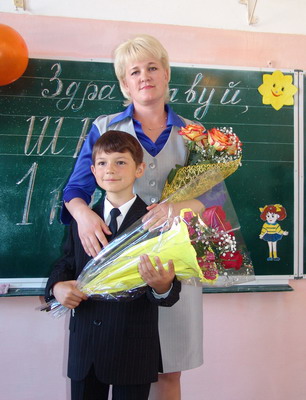 Маму за руку веду