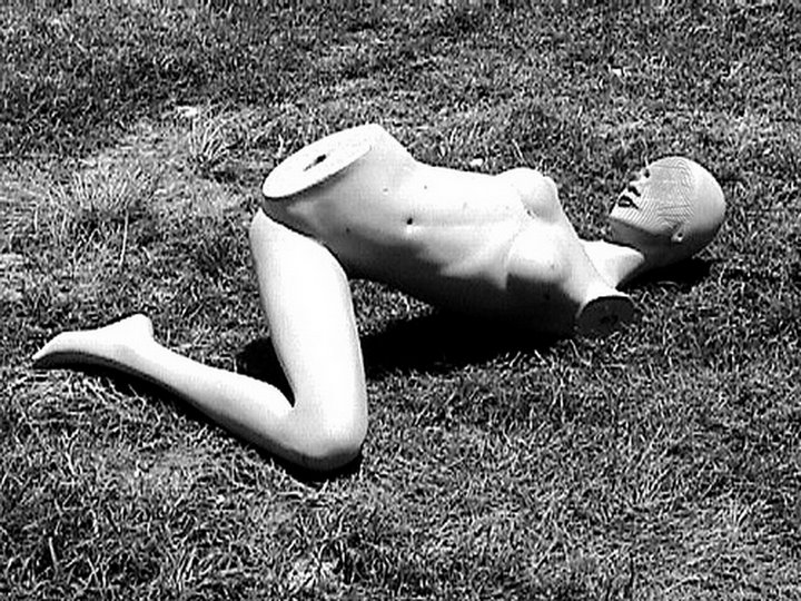 Он заметил Ее...