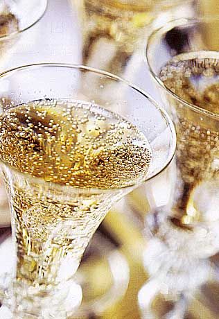 Осень тает в ладонях шампанским наиграно-сладким