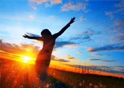 Чтоб гимн во славу женщине слагать!