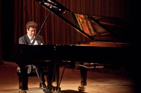 Счастливым самым в жизни сразу стал!