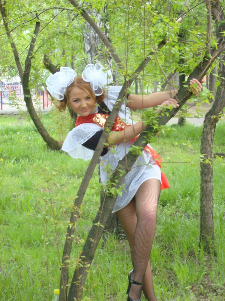 New 16 ru. Девочка в юбке на дереве. Девчонки шалунишки. Молодые да ранние девчонки.