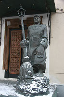 памятник Лужкову