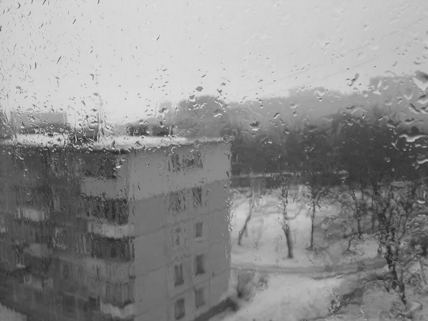 За окном дождь тает первый снег песня. Снег за окном. Зима за окном. Смог за окном. Снег с дождем вид из окна.