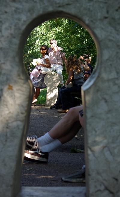 Соседи позаботились о запертой в квартире кошке