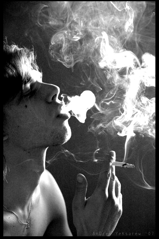 Курите дым песня. Парень выдыхает дым. Парень в дыму. Курящий парень. Парень с сигаретой в дыму.